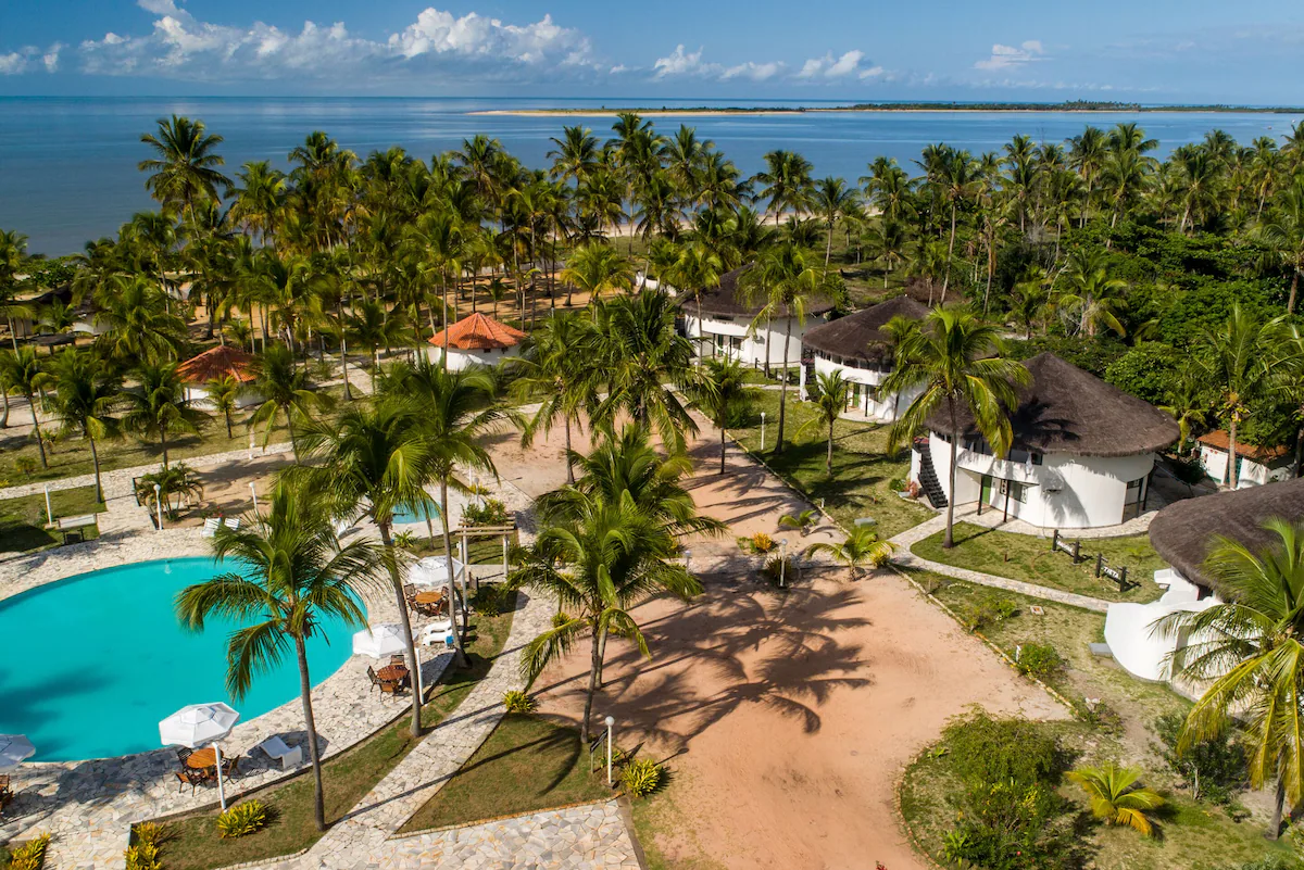 Vista da piscina e área externa do Hotel Marina Porto Abrolhos em Caravelas, Bahia