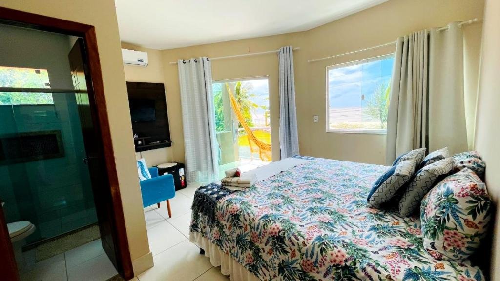 Quarto simples e aconchegante da Pousada OPA em Caravelas, ideal para viajantes econômicos