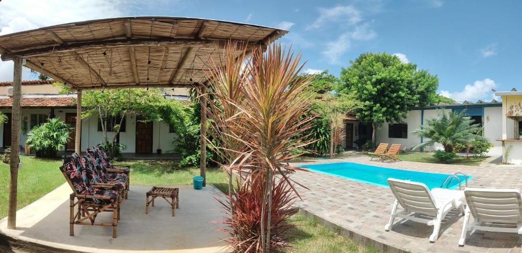 Jardim interno e área de descanso charmosa da Pousada Siriba em Caravelas